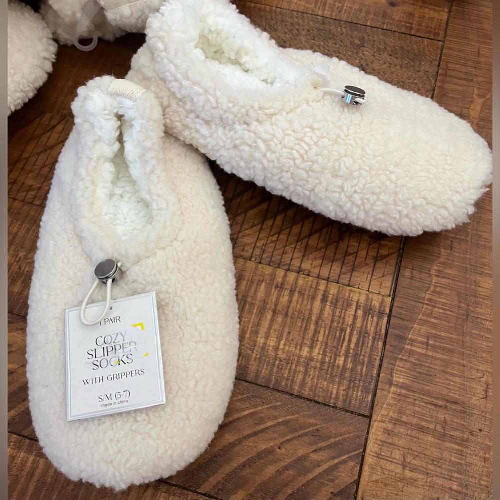 NWT Target Cozy Slipper Socks w Grip Faux Fur Shearling Off White